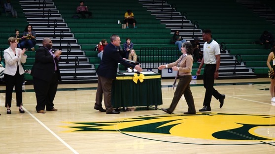 Dr. Rosanne Welch receives her award at the 2019 Faculty & Staff Appreciation Night, Cal Poly Pomona