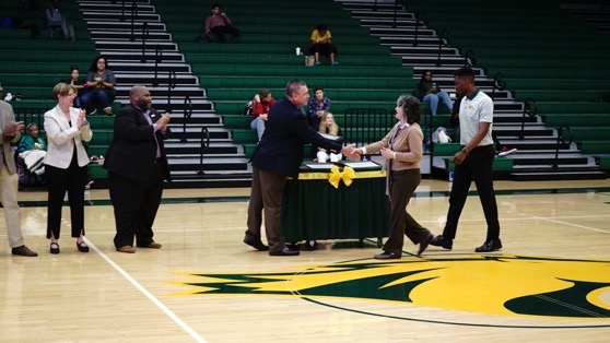 Dr. Rosanne Welch receives her award at the 2019 Faculty & Staff Appreciation Night, Cal Poly Pomona